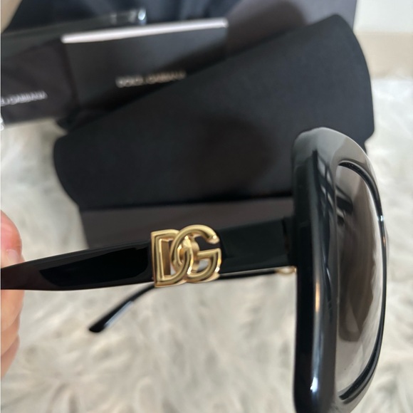 New in box Dolce and Gabbana Oversized Square sunglasses - Picture 3 of 8